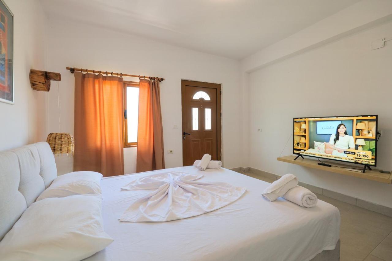 Garden Villa Lake Side&Glamping Ksamil Exteriör bild