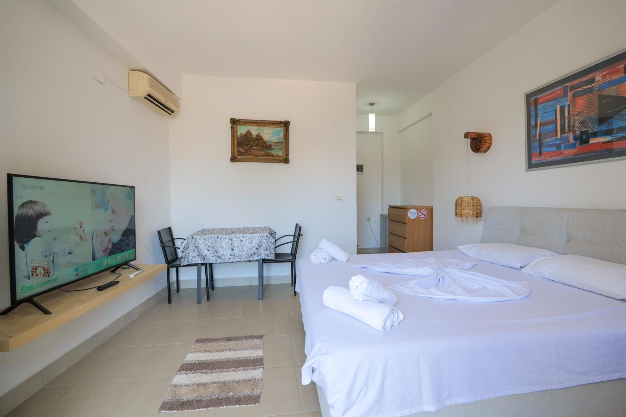Garden Villa Lake Side&Glamping Ksamil Exteriör bild