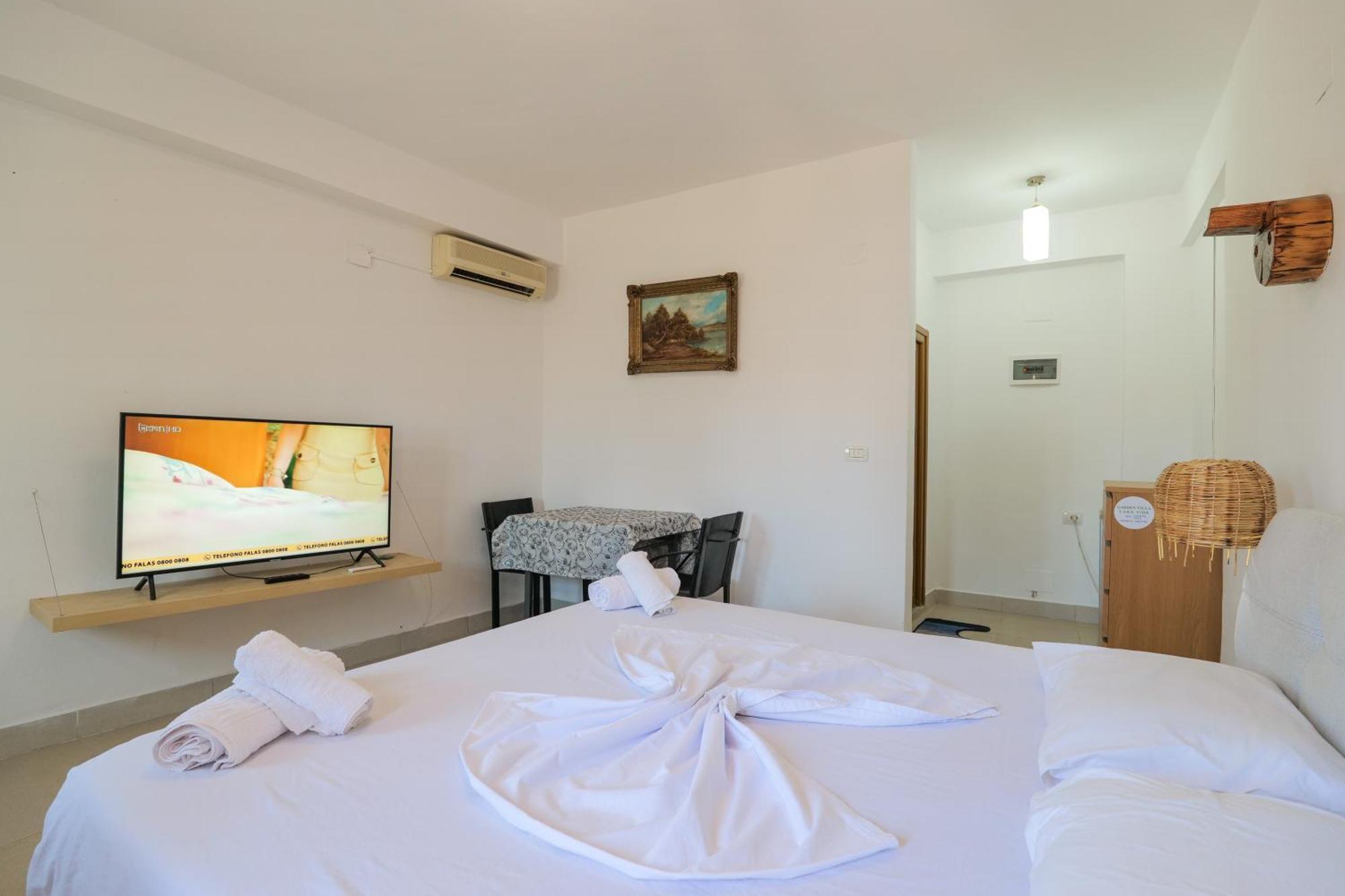 Garden Villa Lake Side&Glamping Ksamil Exteriör bild