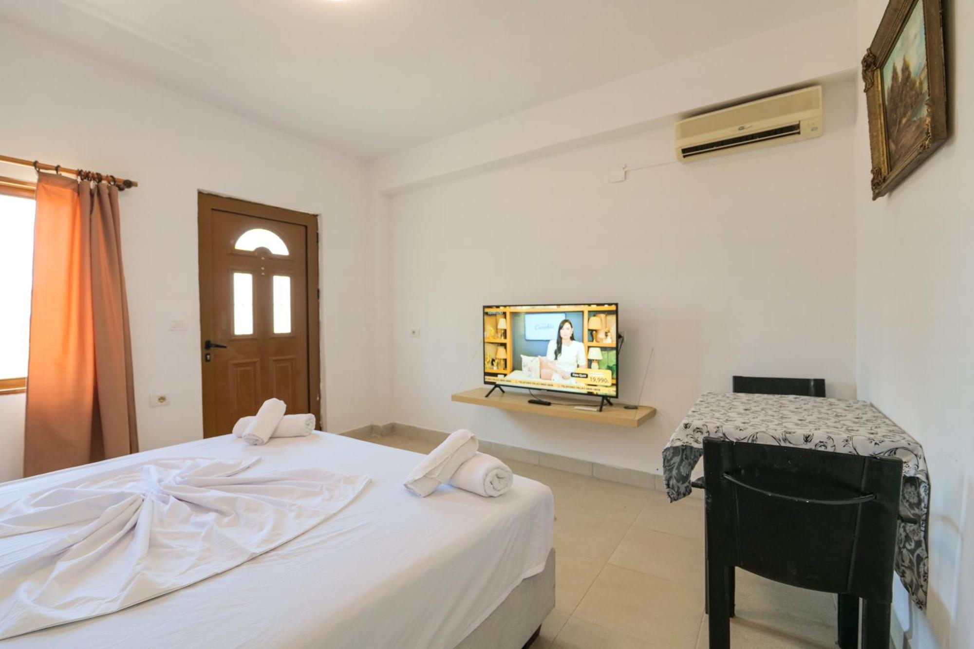 Garden Villa Lake Side&Glamping Ksamil Exteriör bild
