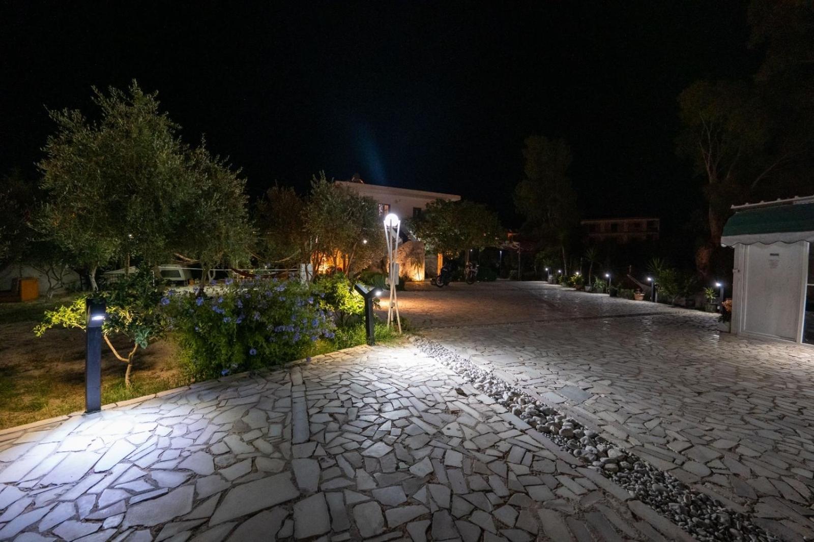 Garden Villa Lake Side&Glamping Ksamil Exteriör bild