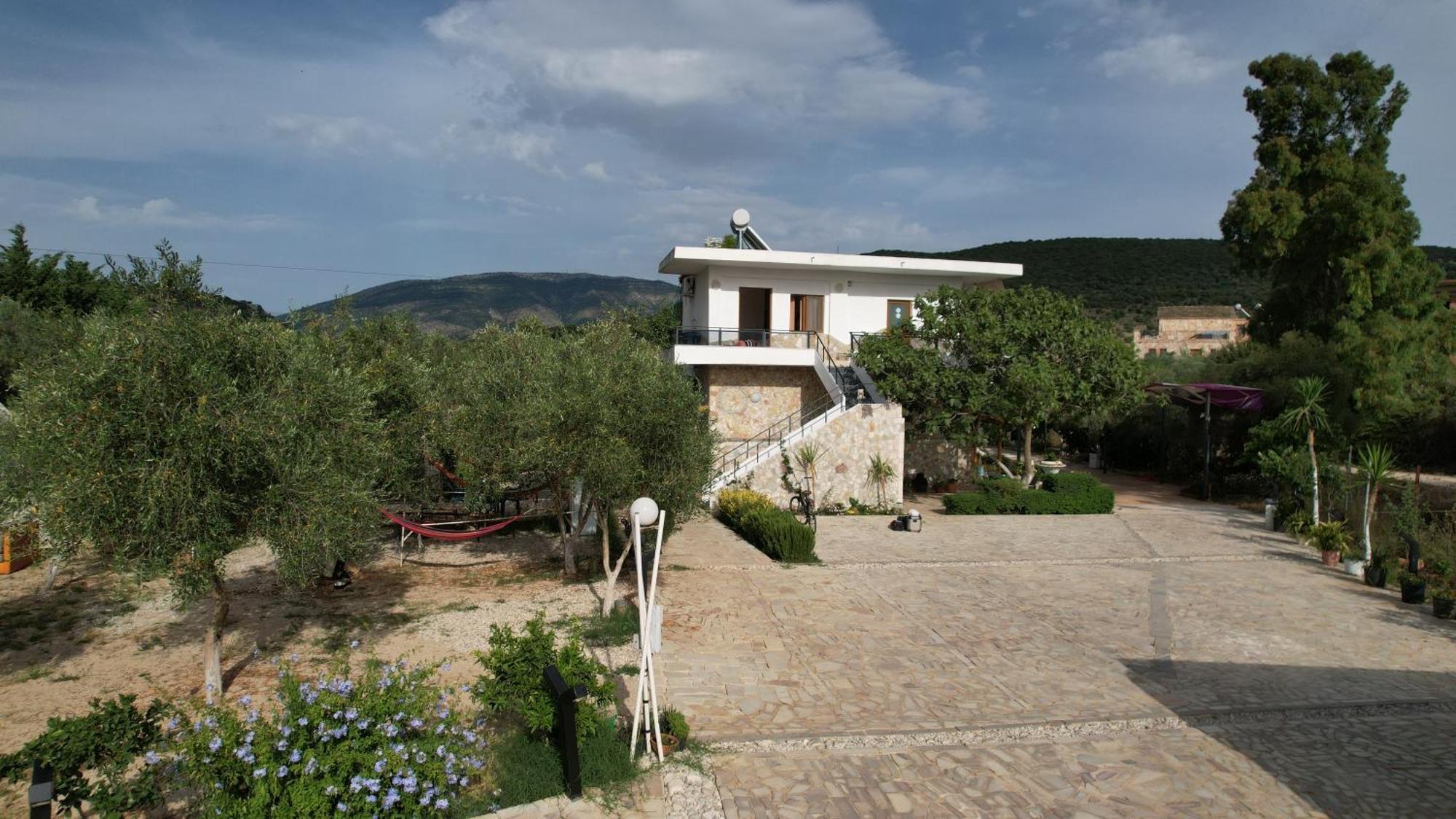 Garden Villa Lake Side&Glamping Ksamil Exteriör bild