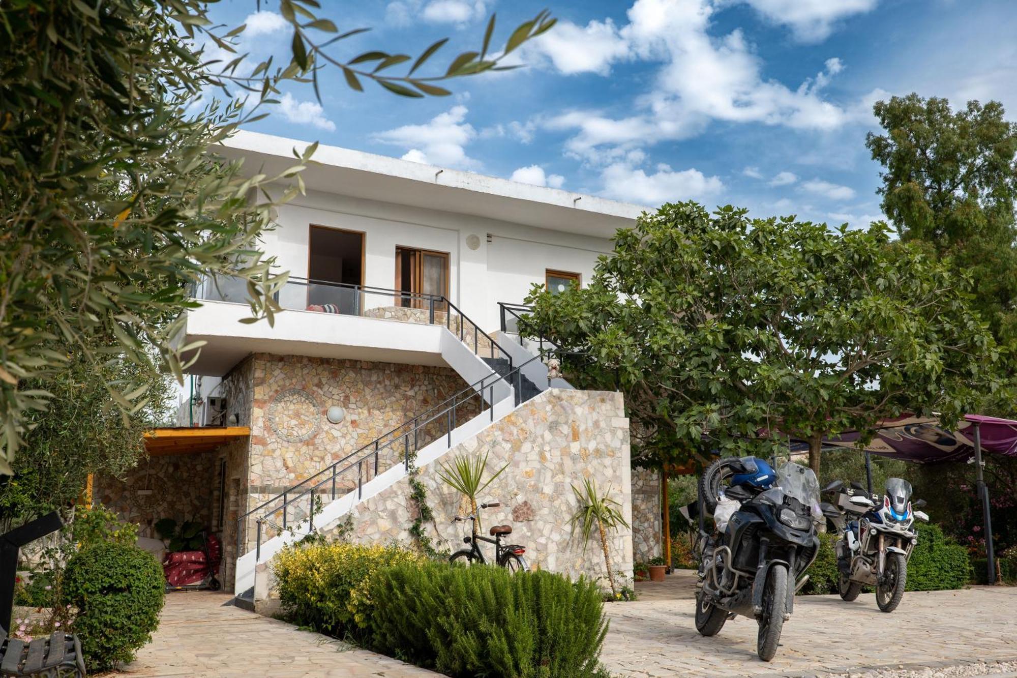 Garden Villa Lake Side&Glamping Ksamil Exteriör bild