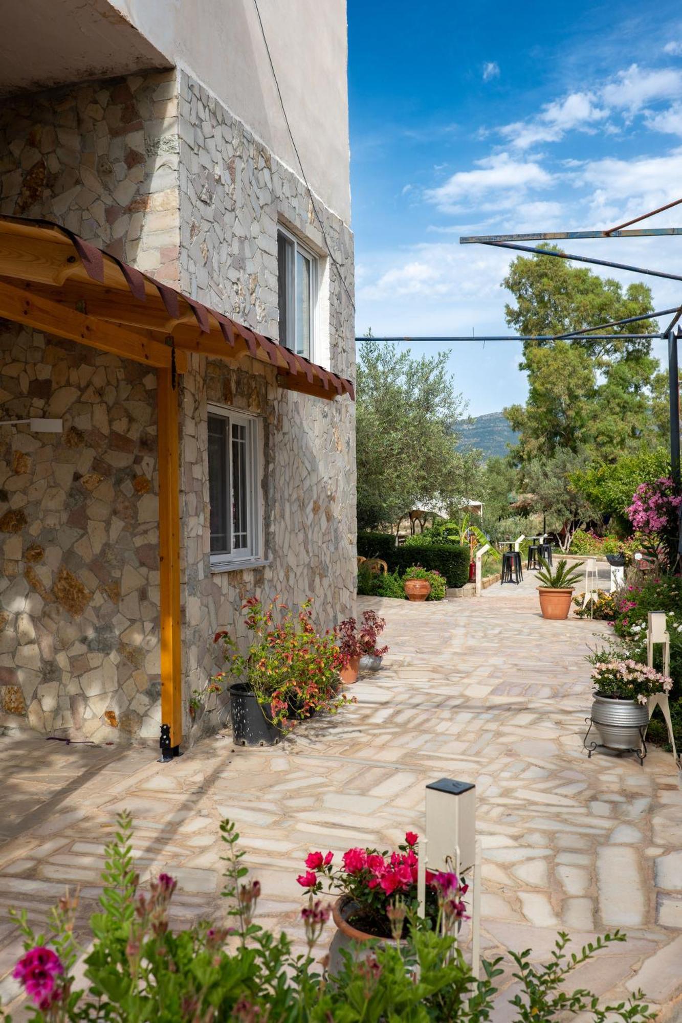 Garden Villa Lake Side&Glamping Ksamil Exteriör bild