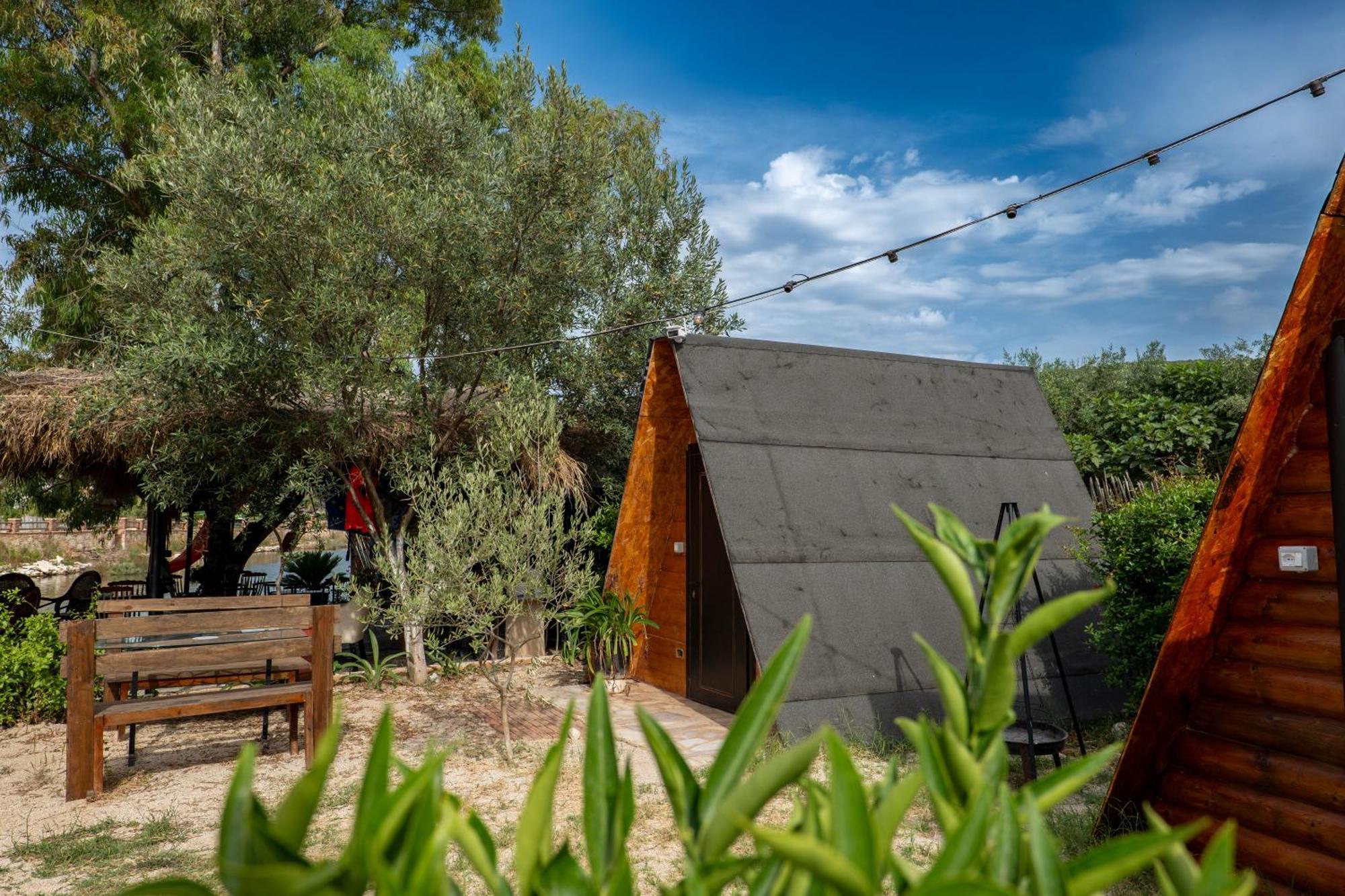Garden Villa Lake Side&Glamping Ksamil Exteriör bild