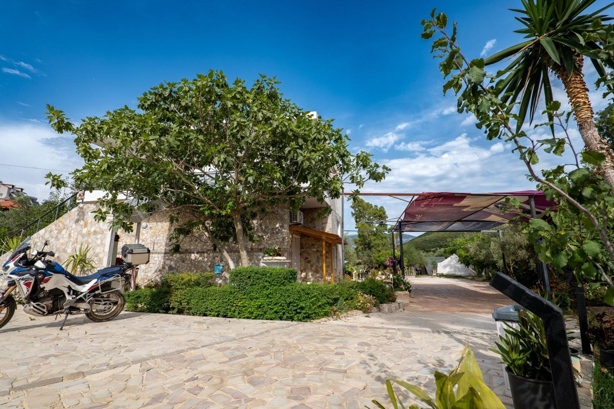 Garden Villa Lake Side&Glamping Ksamil Exteriör bild