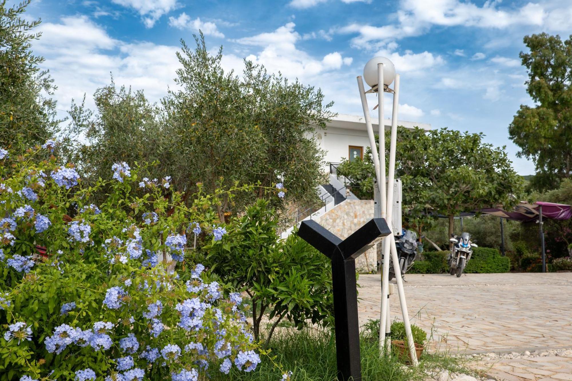 Garden Villa Lake Side&Glamping Ksamil Exteriör bild